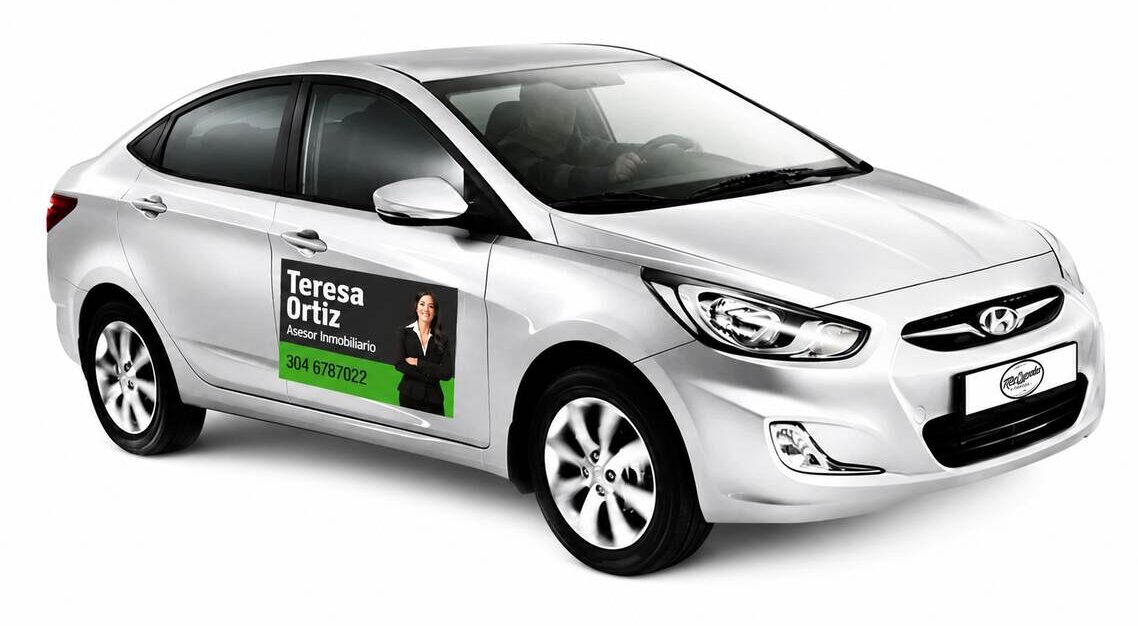 Imán vehicular personalizado en carro - Publimanes